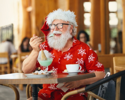 Viejito pascuero tomando helado