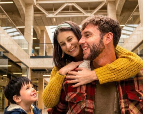 Hombre y mujer abrazados