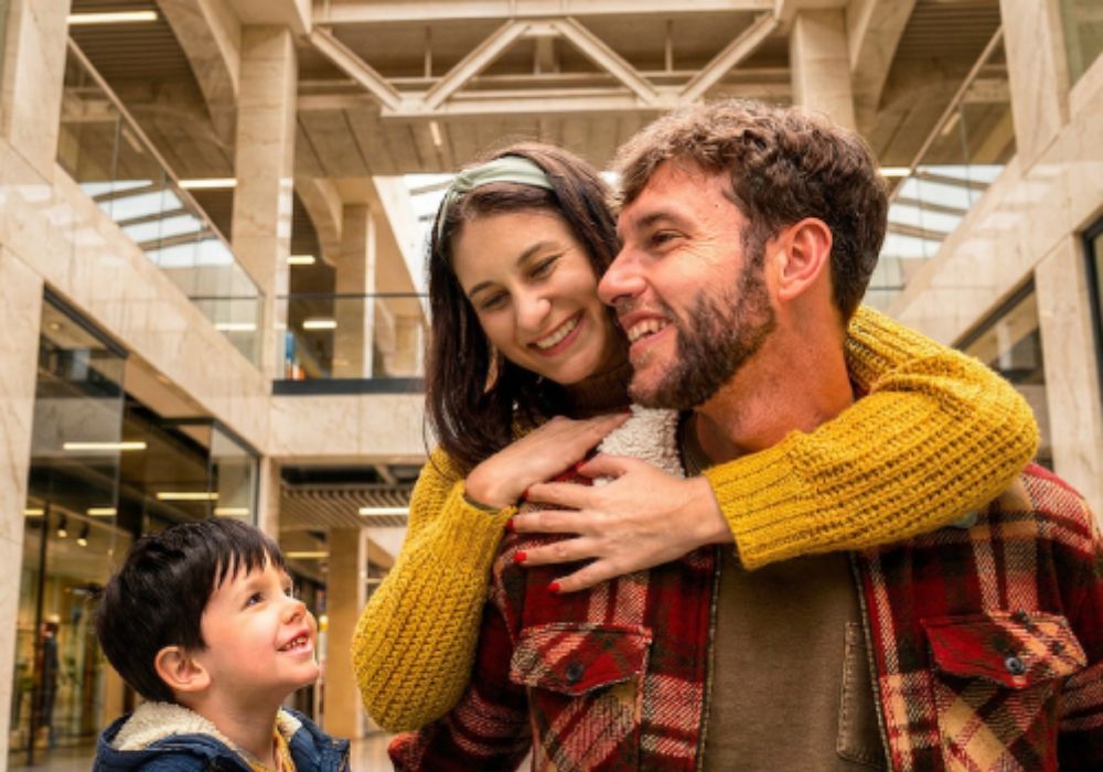 Hombre y mujer abrazados