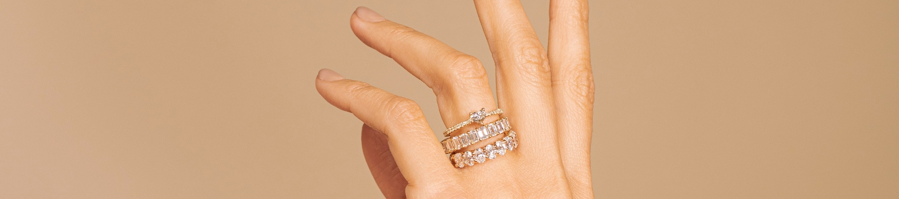 Mano con anillos