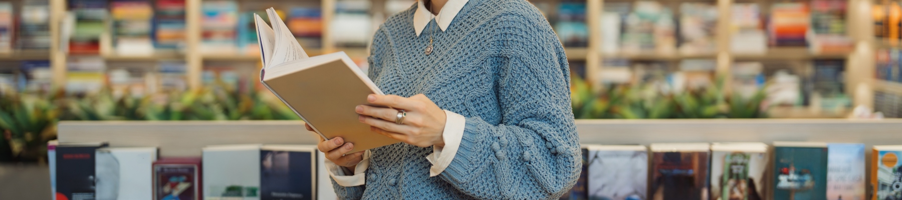 Mujer sosteniendo un libro