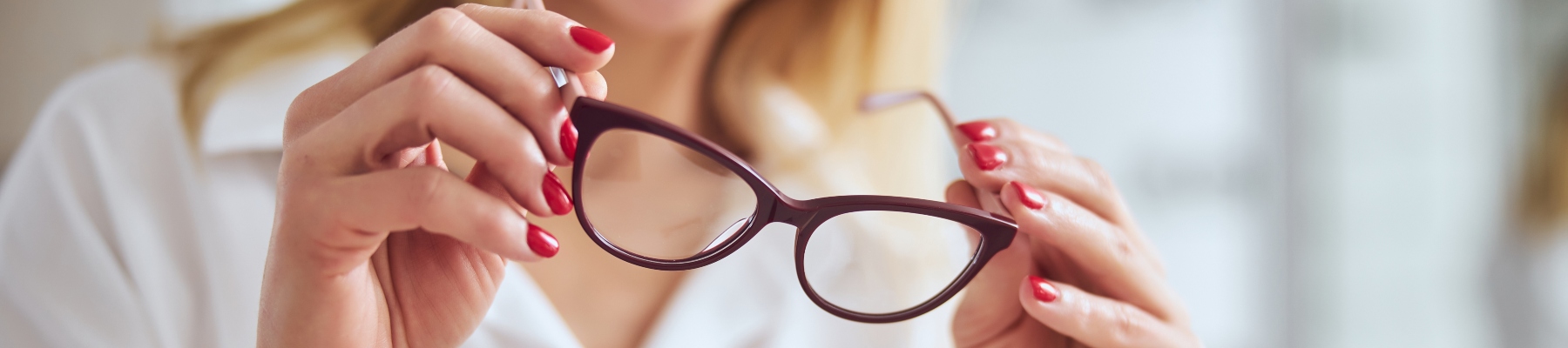 Persona sosteniendo unos lentes ópticos