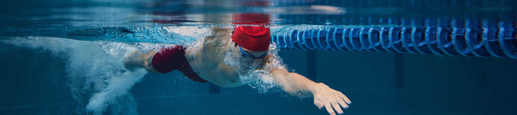 Hombre nadando en una piscina