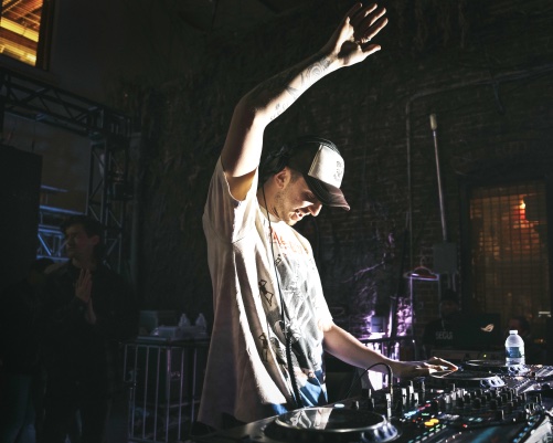 DJ
