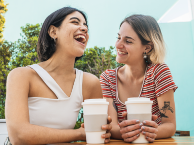 Mujeres sonrientes toman café