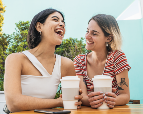 Mujeres sonrientes toman café
