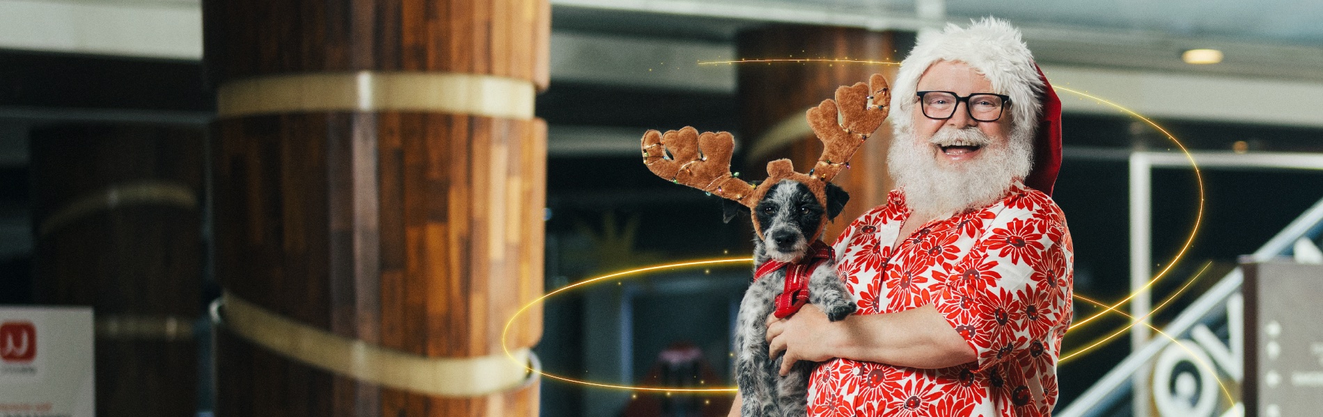 Viejito pascuero cargando un perro