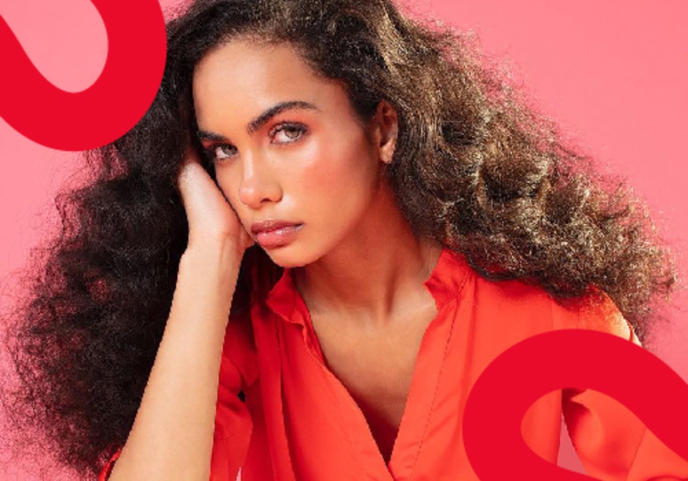 Mujer vestida de rojo posando en una foto