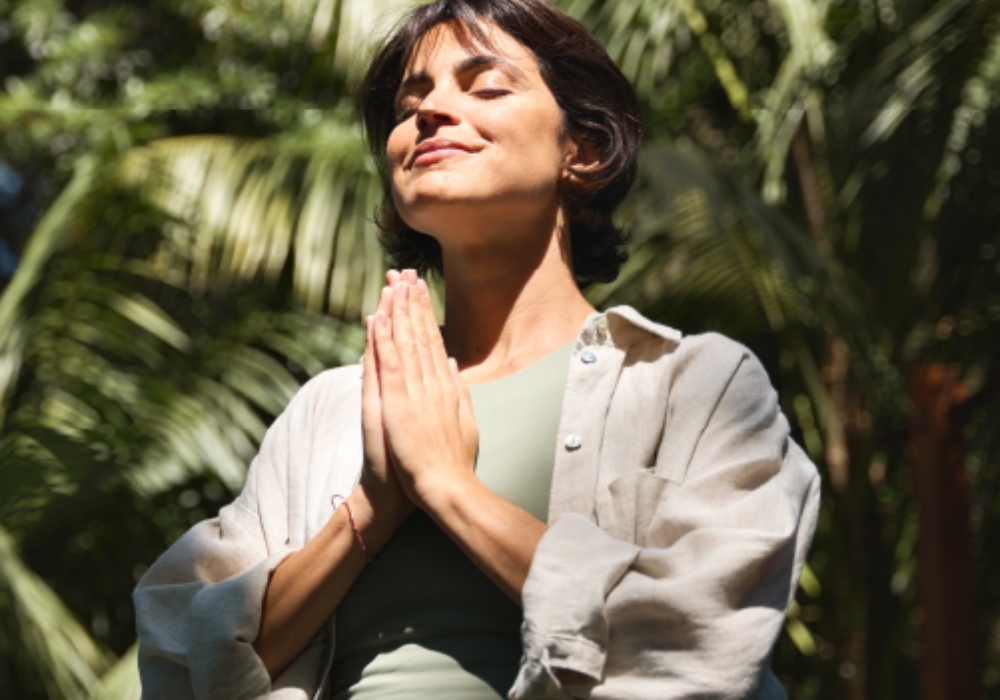 Mujer meditando en la naturaleza