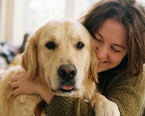 Mujer abrazando un perrito