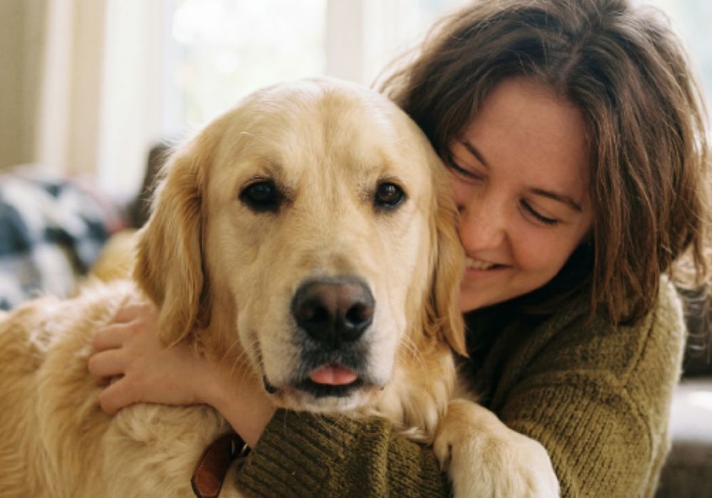 Mujer abrazando un perrito