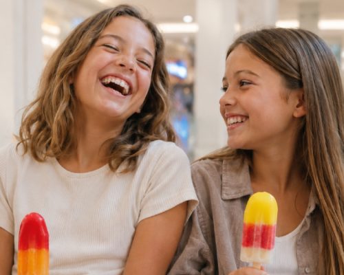 Dos niñas comiendo helado