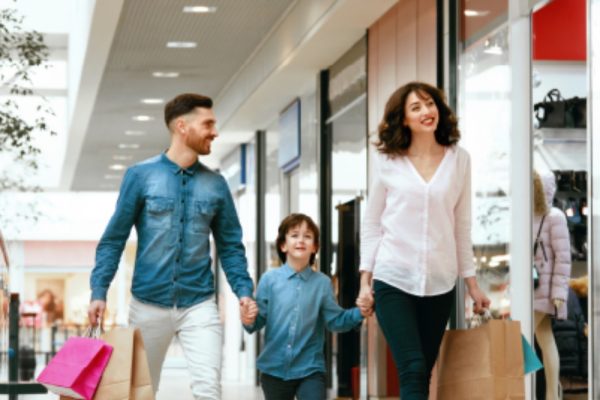 Familia caminando con bolsas en las manos