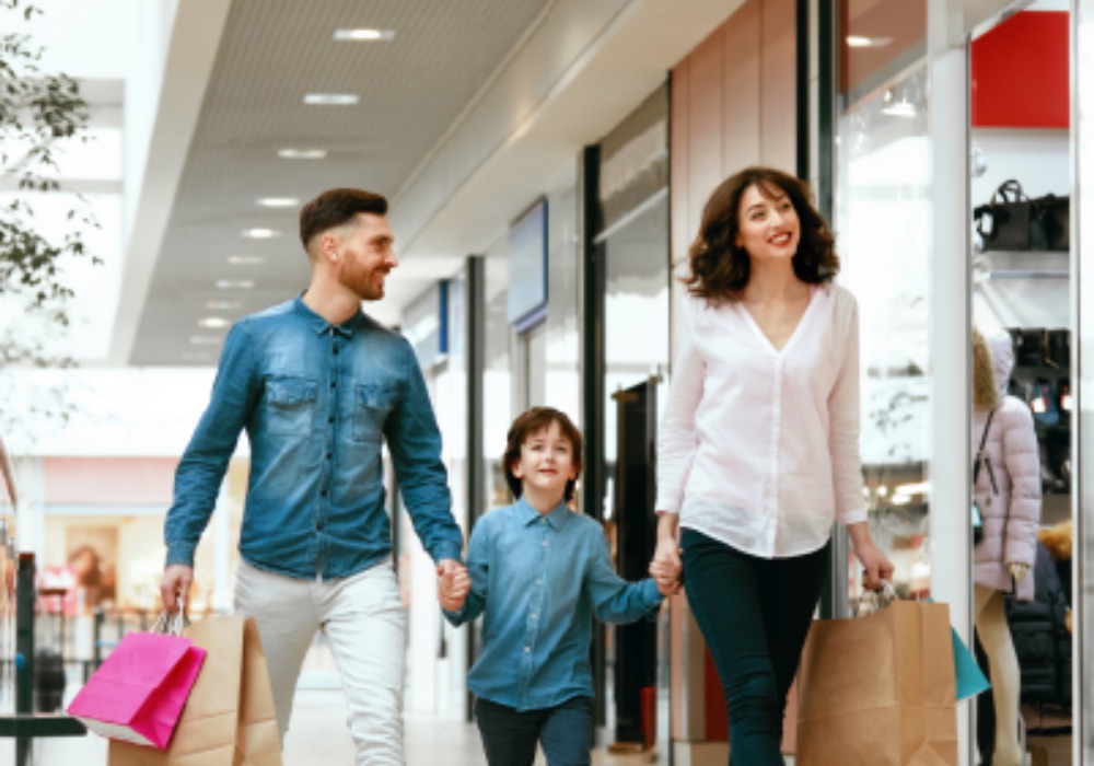 Familia caminando con bolsas en las manos