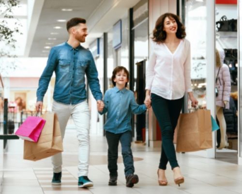 Familia caminando con bolsas en las manos