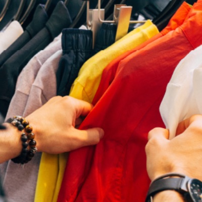 manos revisando blusas de colores