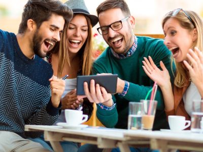 Grupo de hombres y mujeres disfrutando de un buen momento
