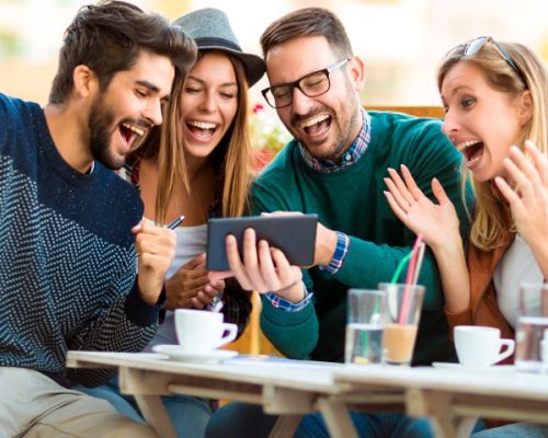 Grupo de hombres y mujeres disfrutando de un buen momento