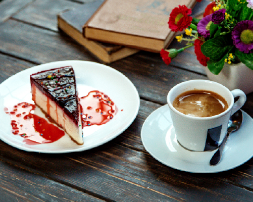 Un pastel y un café