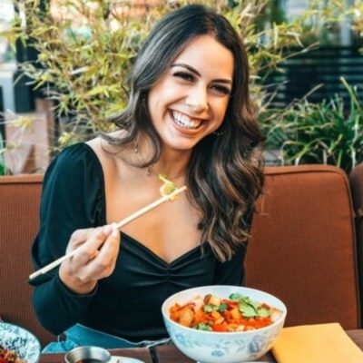 Mujer comiendo ensalada