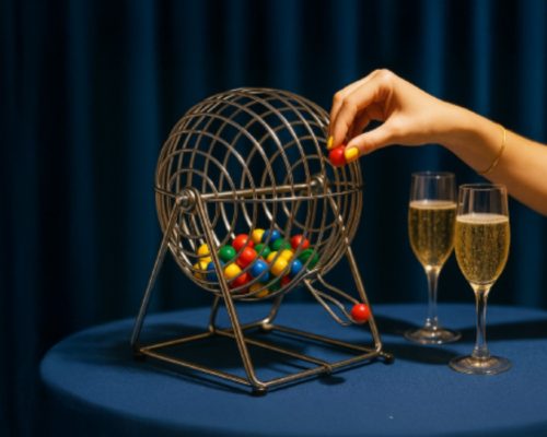 Persona sacando una bolita de colores de Bingo