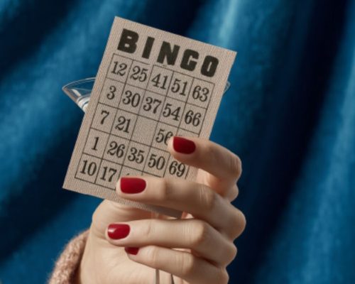 Persona sosteniendo una hoja de bingo