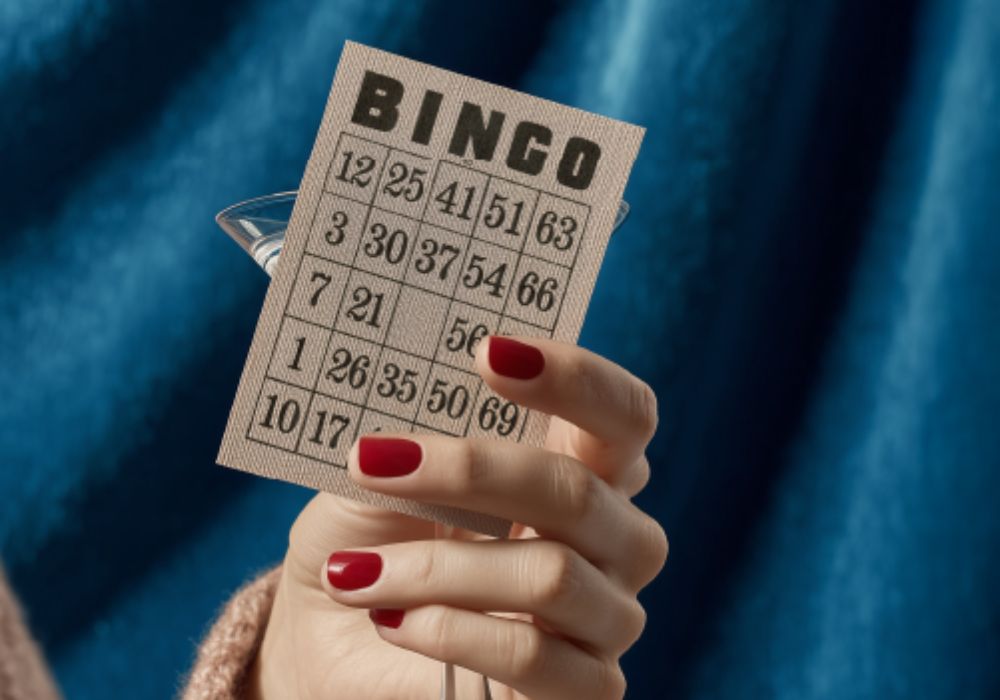Persona sosteniendo una hoja de bingo