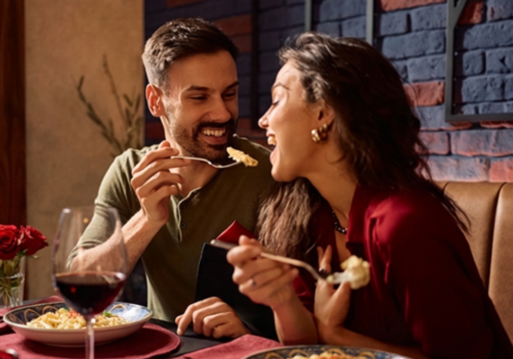 Dos personas en un restaurante