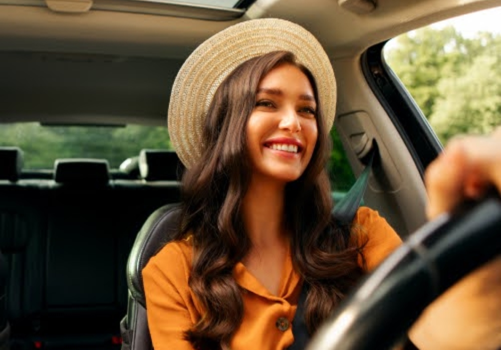 Mujer manejando un auto