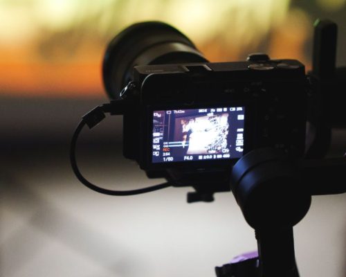 Cámara apuntando a un lugar para tomar una imagen