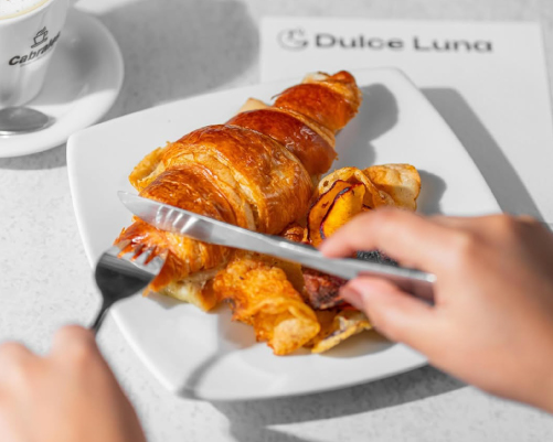 Persona cortando una media luna