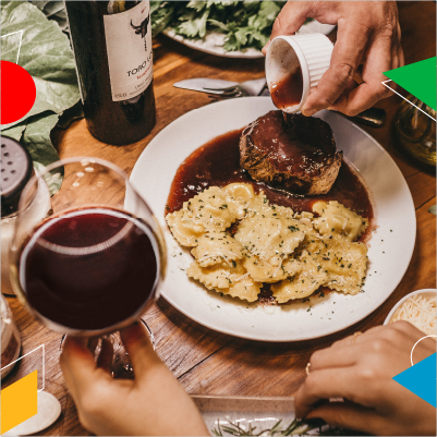 Copa de vino y plato de ravioles