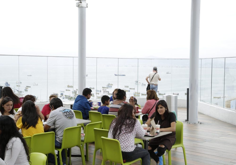 Personas comiendo en la terraza