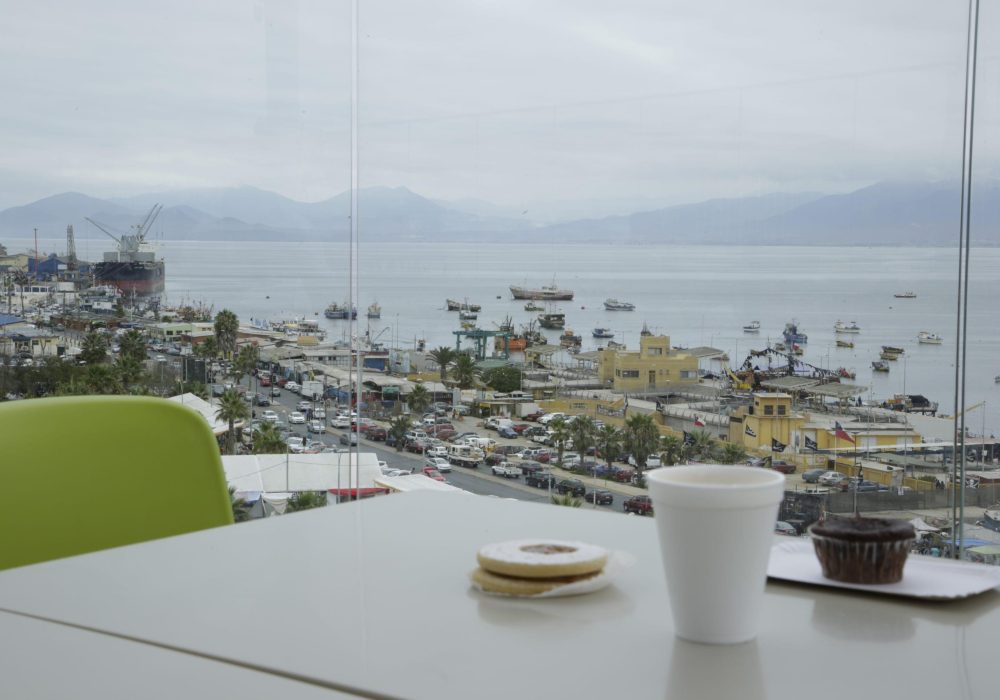 La vista de Coquimbo desde una mesa de la terraza