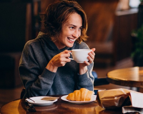 Mujer tomando una taza de té