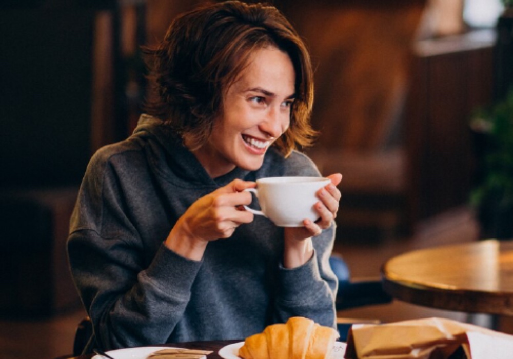 Mujer tomando una taza de té