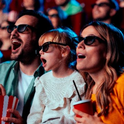 Una familia viendo una película en 3D