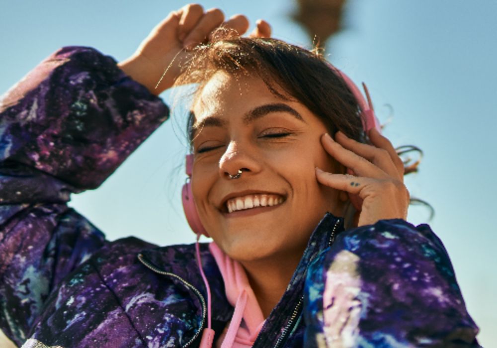 Mujer con una chaqueta morada feliz