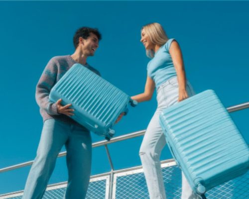 Hombre y mujer con maletas