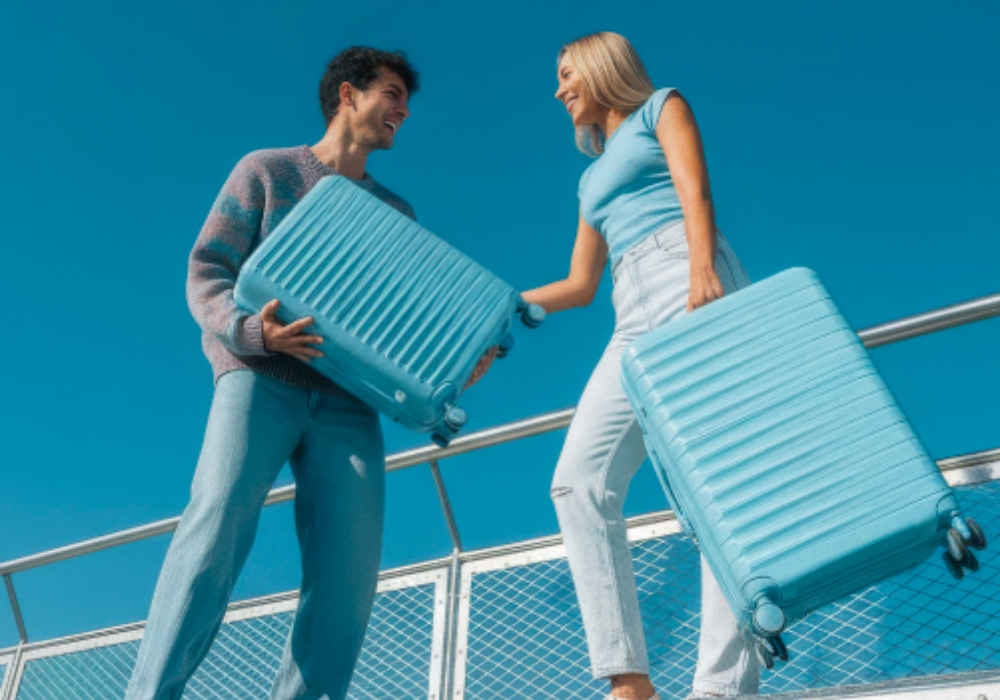 Dos personas con maletas