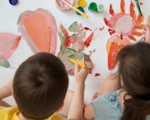 Niños pintando