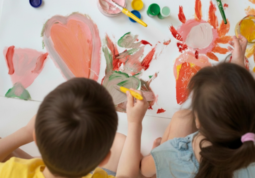 Niños pintando