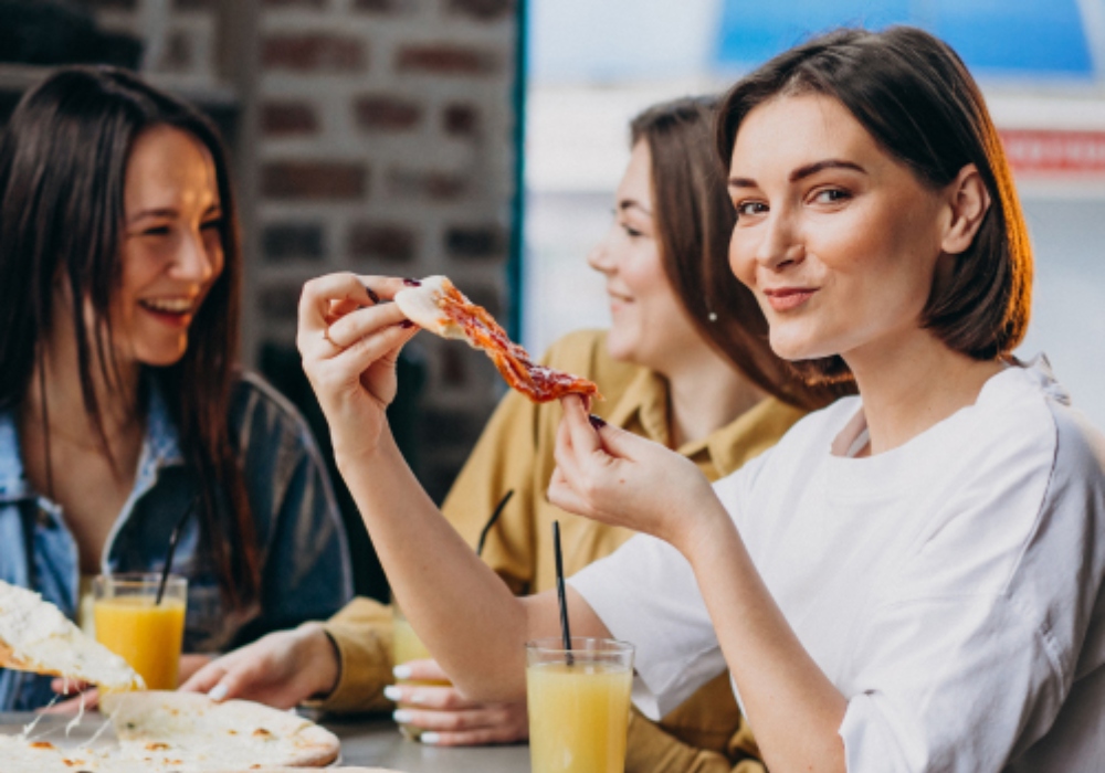 Dos mujeres comiendo en un restaurante