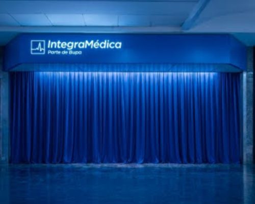 Telón azul de Integramédica