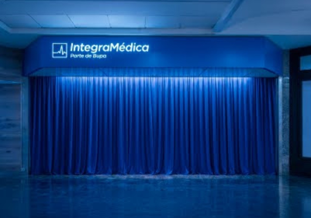 Telón azul de Integramédica