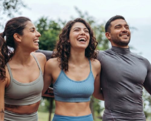 Tres personas con ropa deportiva