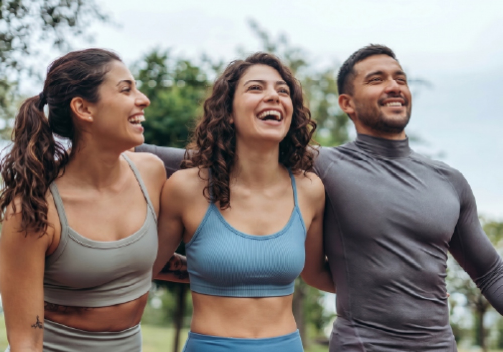 Tres personas con ropa deportiva