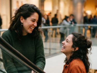 Dos mujeres en una escalera mecánica
