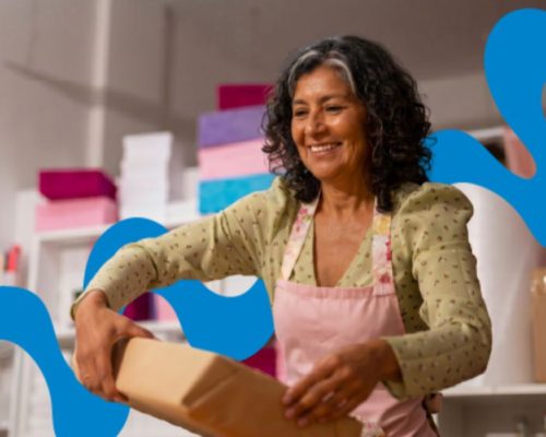 Mujer empacando una caja
