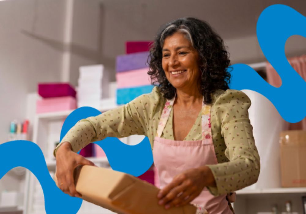 Mujer empacando una caja